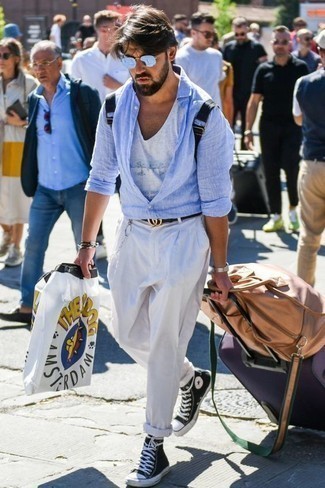 С чем носить бело-красную майку с принтом мужчине