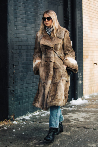 С чем носить бело-красный шарф женщине