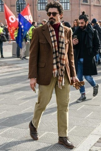 С чем носить бело-красный шарф мужчине