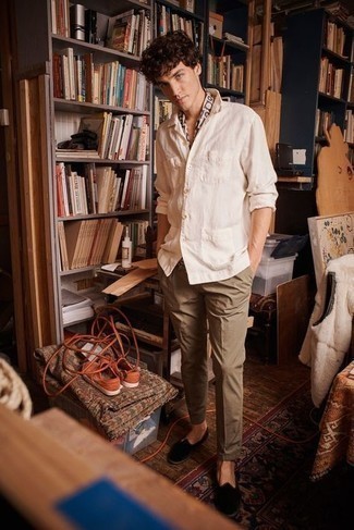 С чем носить бело-красный шарф мужчине