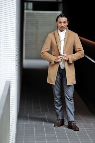 С чем носить бело-красный шарф мужчине