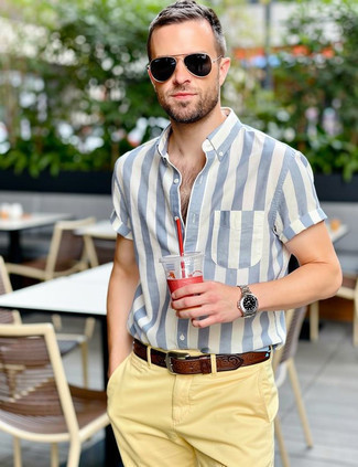 С чем носить бело-красную рубашку с коротким рукавом мужчине