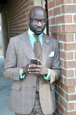 С чем носить бело-красный шелковый нагрудный платок