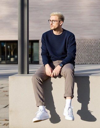 С чем носить бело-красные носки мужчине