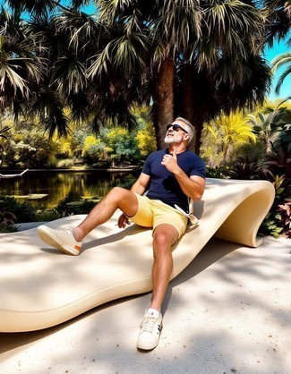 С чем носить бело-красные носки мужчине