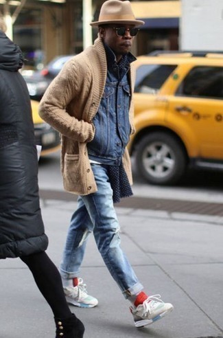 С чем носить бело-красные носки мужчине