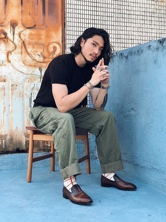 С чем носить бело-красные носки мужчине