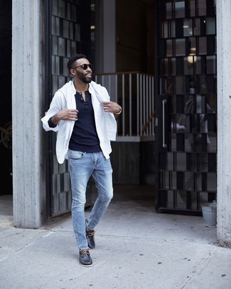 Какие джинсы носить с бело-красным свитшотем мужчине