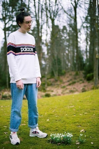 Какие джинсы носить с бело-красным свитшотем мужчине