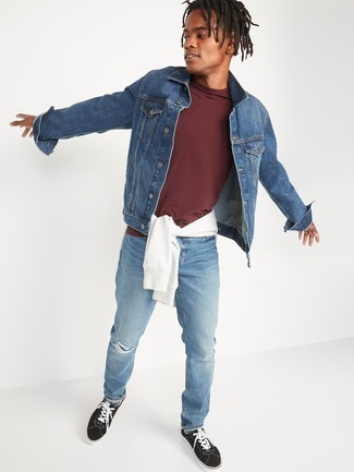 Какие джинсы носить с бело-красным свитшотем мужчине