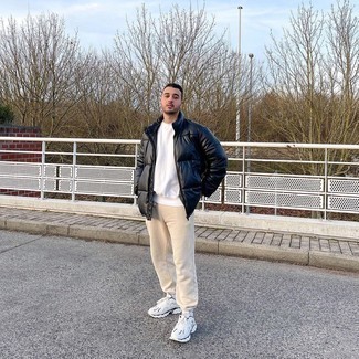 С чем носить бело-красный свитшот мужчине