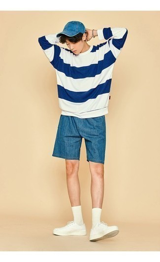 Какие низкие кеды носить с бело-красным свитшотем мужчине