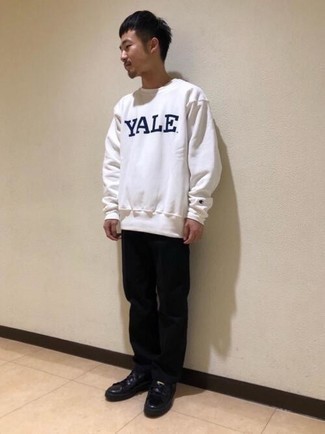 Какие низкие кеды носить с бело-красным свитшотем мужчине