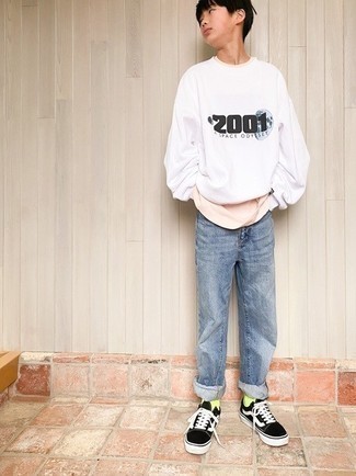 Какие низкие кеды носить с бело-красным свитшотем мужчине