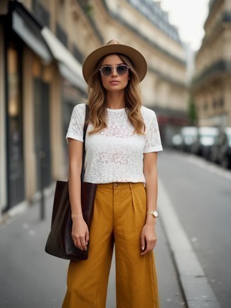 С чем носить бело-красную футболку женщине