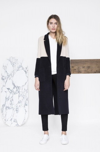 С чем носить бело-красный свитер с v-образным вырезом женщине