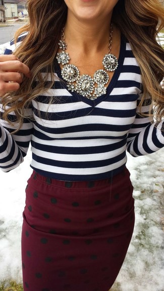 С чем носить бело-красный свитер с v-образным вырезом женщине