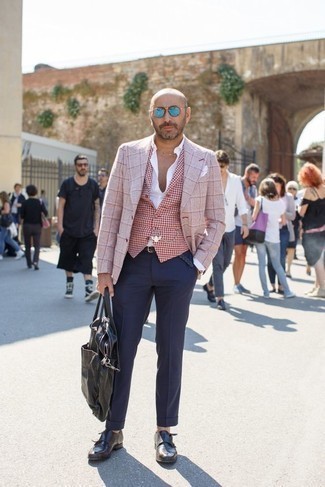 Какие пиджаки носить с бело-красным жилетом