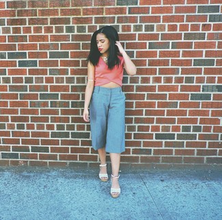 С чем носить бело-красные босоножек на танкетке