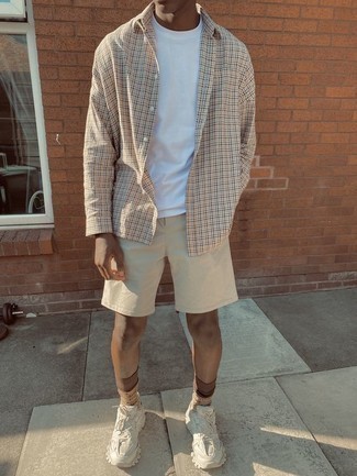 С чем носить бело-фиолетовые кроссовки мужчине