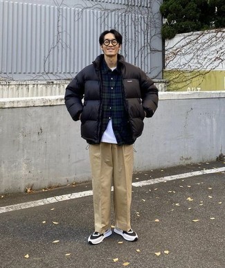 С чем носить бело-фиолетовые кроссовки мужчине