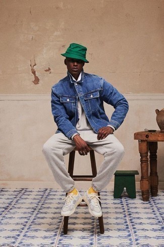 С чем носить бело-фиолетовые кроссовки мужчине