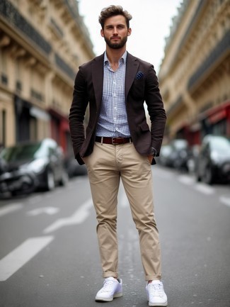 С чем носить бело-фиолетовые кроссовки мужчине