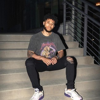 С чем носить бело-фиолетовые кроссовки мужчине