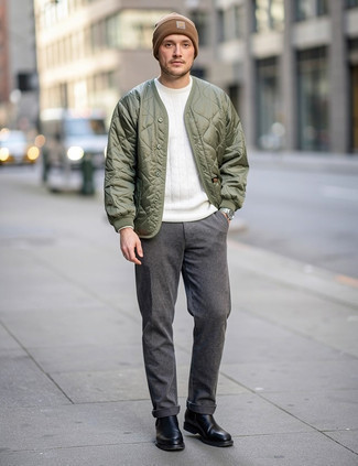 С чем носить бело-фиолетовый свитер с круглым вырезом мужчине