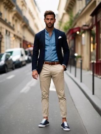 С чем носить бело-фиолетовый нагрудный платок