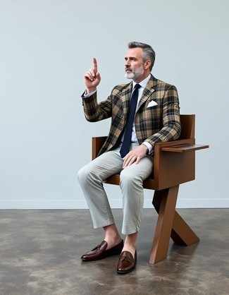 С чем носить бело-фиолетовый нагрудный платок