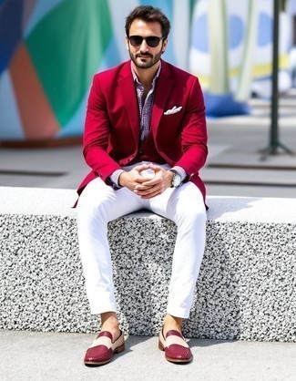 С чем носить бело-фиолетовый нагрудный платок