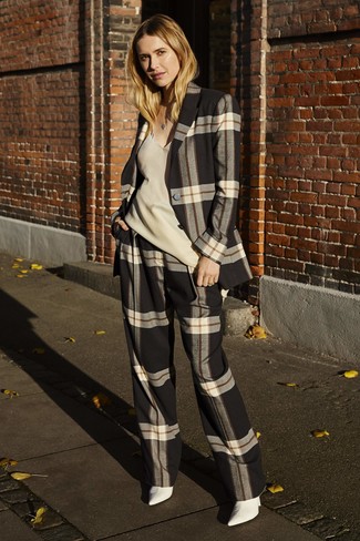 С чем носить белые ботильоны