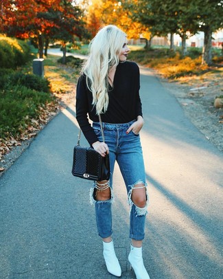 Какие свитера с v-образным вырезом носить с белыми ботильонами