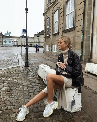 Какие косухи носить с белыми кроссовками женщине