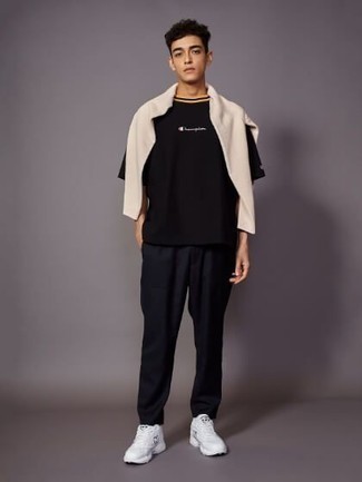 Как носить белые кроссовки с черными брюками чинос