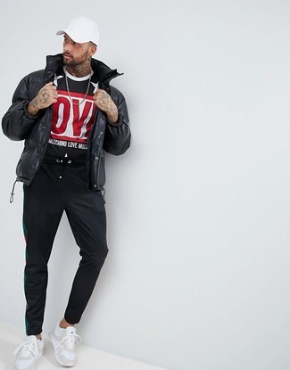 Как носить белые кроссовки с черными спортивными штанами мужчине