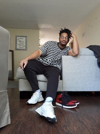 Как носить белые кроссовки с черными спортивными штанами мужчине