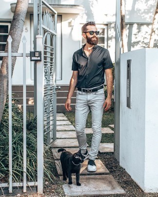 Как носить белые кроссовки с темно-серыми джинсами мужчине