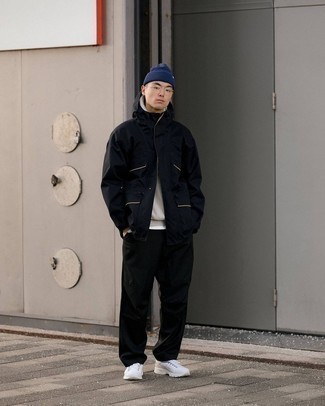 Какие брюки чинос носить с белыми кроссовками