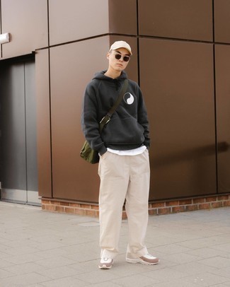 Какие брюки чинос носить с белыми кроссовками