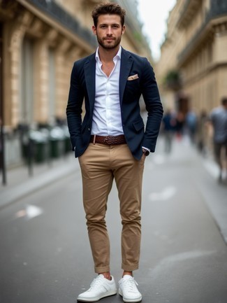 Какие брюки чинос носить с белыми кроссовками