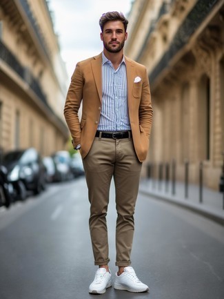 Какие брюки чинос носить с белыми кроссовками