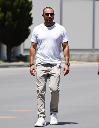 Какие брюки чинос носить с белыми кроссовками