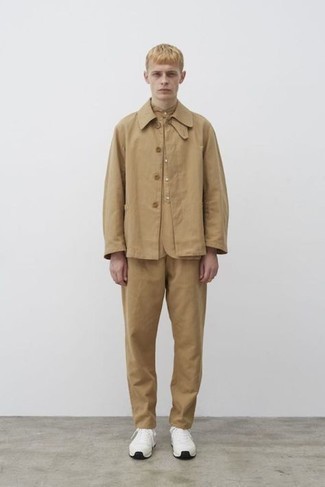 Какие брюки чинос носить с белыми кроссовками