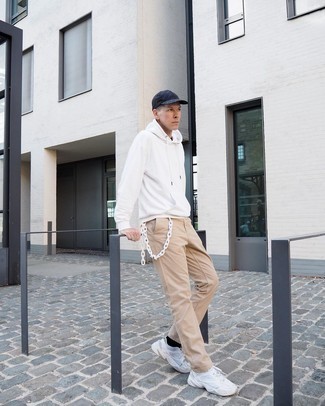 Какие брюки чинос носить с белыми кроссовками
