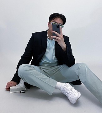 Какие брюки чинос носить с белыми кроссовками