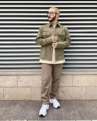 Какие брюки чинос носить с белыми кроссовками