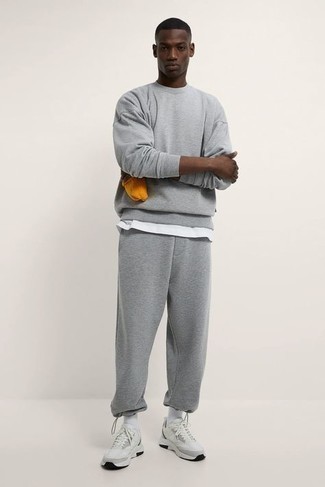 Как носить белые кроссовки с серым спортивным костюмом мужчине