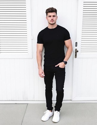 Какие джинсы носить с белыми кроссовками мужчине